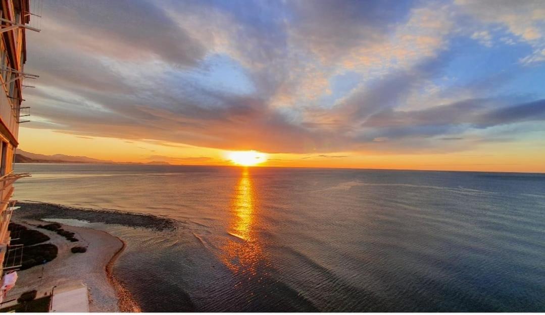 Sobre Las Olas Del Mar El Campello Kültér fotó